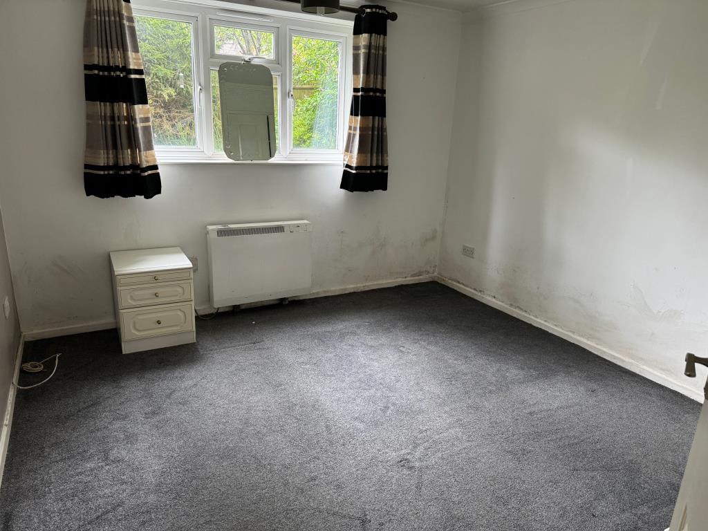 Lot: 32 - TWO-BEDROOM GROUND FLOOR FLAT WITH GARAGE - Bedroom 1